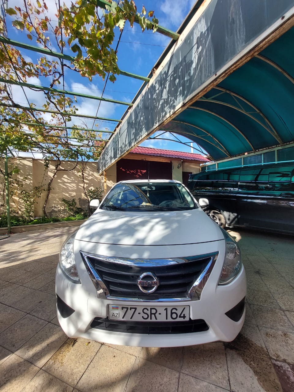 Nissan Latio, вид спереди